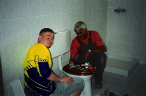 Hans en Igor installeren de badkamer