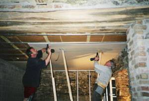 René en Lex schroeven het plafond vast
