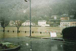 De Maas overstroomd in Monthermé
