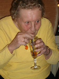 Ze dronk champagne met een rietje...oma Ietje...